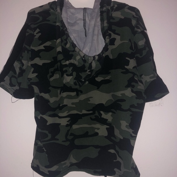 camo shirt sleeve crop top - Picture 2 of 3
